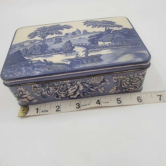 VINTAGE Daher English tin in a old European blue and white motif - Picture 9 of 11